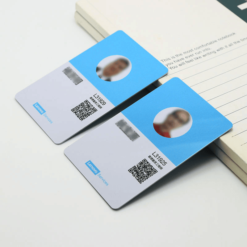 Imagem nítida de Crachás ID — Passes de Evento e Cartões NFC destacando controle de acesso a eventos para aplicações de Cartões plásticos.