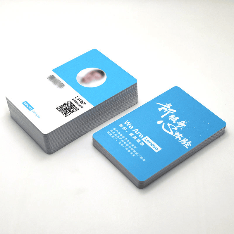 Foto de Crachás ID — Passes de Evento e Cartões NFC mostrando acabamento do material na categoria Cartões plásticos.