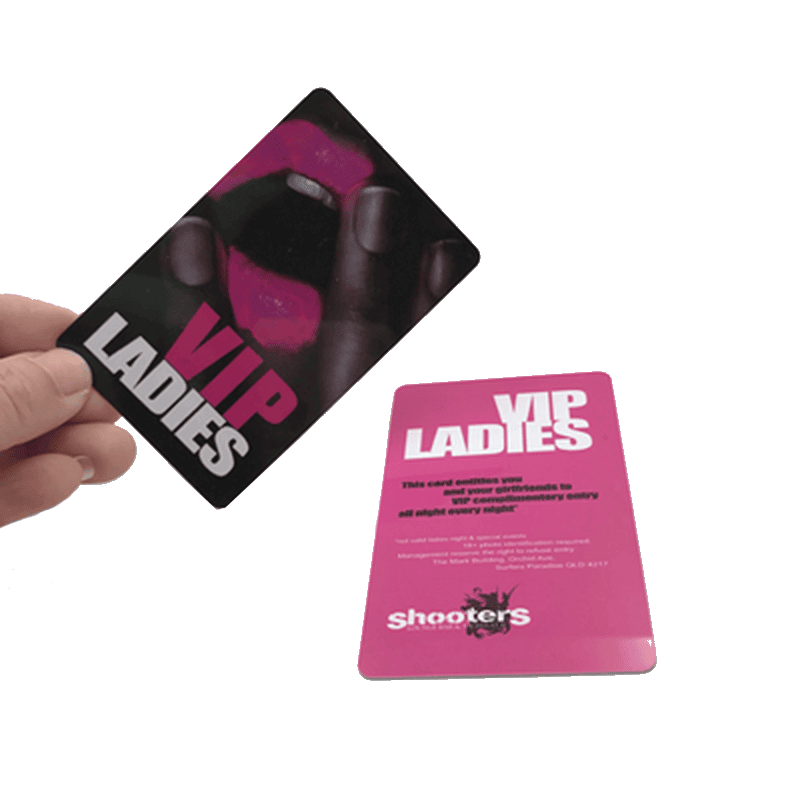 Imagem de cartões VIP personalizados para programas de adesão premium, com foco em materiais e acabamentos para aplicações de Cartões plásticos.
