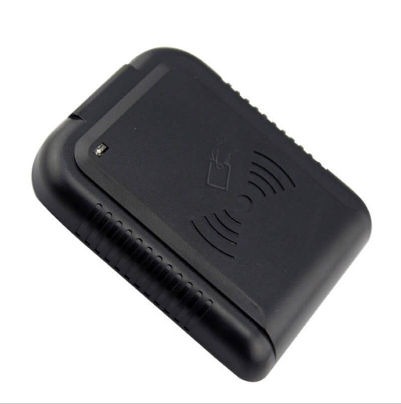 Esta imagem destaca instalação em entrada de porta em Leitor RFID LF com DIP Switch e Saída UID Configurável para aplicações de Leitores RFID LF de 125 kHz.