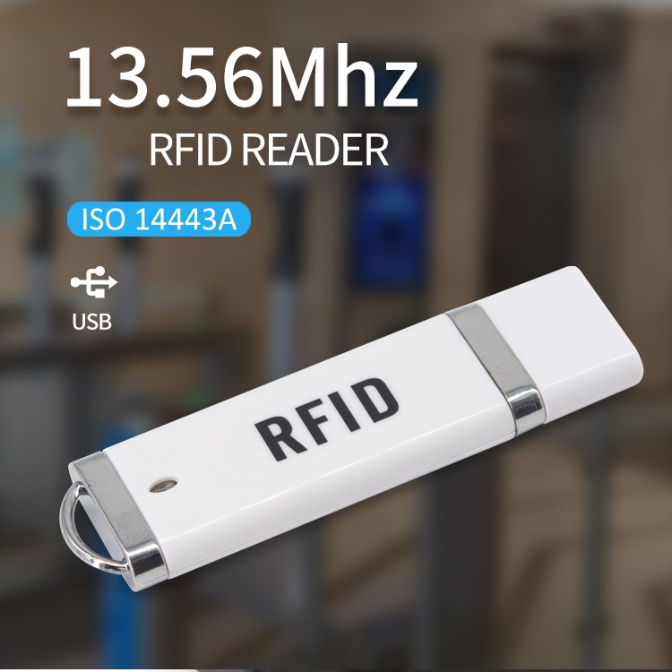 Usuário segurando o leitor portátil r60c para demonstrar seu formato compacto semelhante a um pen drive