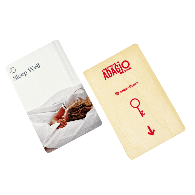 Perspectiva em ângulo de um cartão NFC personalizado de bambu mostrando bordas polidas lisas e o padrão linear característico do material de bambu