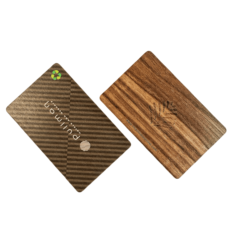 Detalhe aproximado de um cartão-presente de bambu gravado a laser destacando o contraste entre a gravação queimada e a superfície clara da madeira