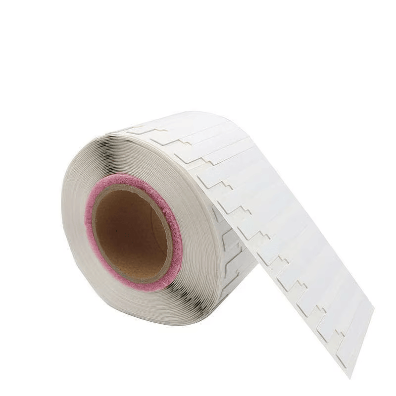 Imagem nítida de Etiqueta RFID UHF Estreita para Metal Curvo destacando superfície premium para aplicações de Tags RFID UHF flexíveis para metal.