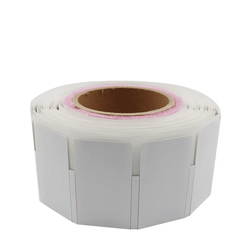 Imagem nítida de Etiquetas RFID UHF Flexíveis para Metal Curvo destacando superfície premium para aplicações de Tags RFID UHF flexíveis para metal.