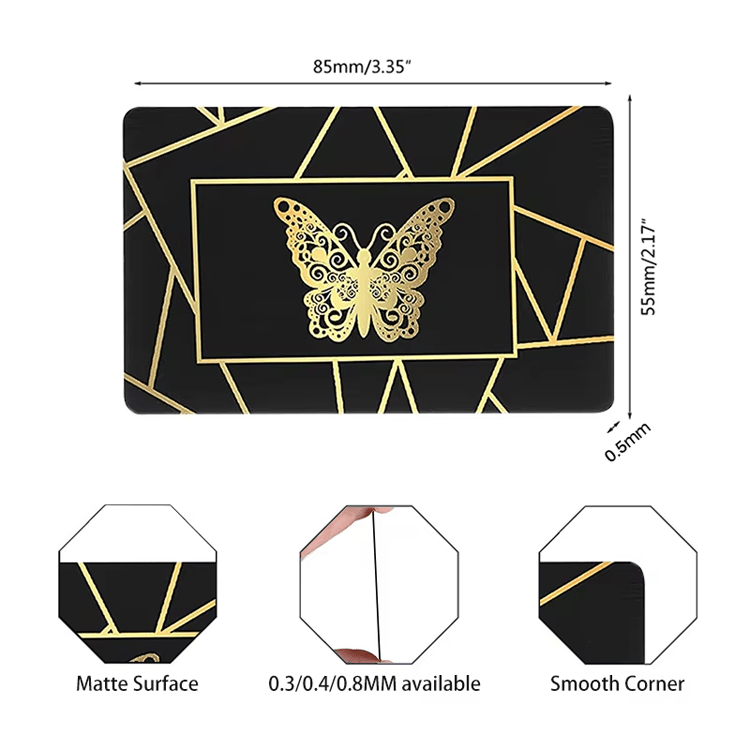 Cartões metálicos personalizados para transações IC seguras vistos em detalhe de corte a laser para aplicações de cartões IC metálicos de contato.