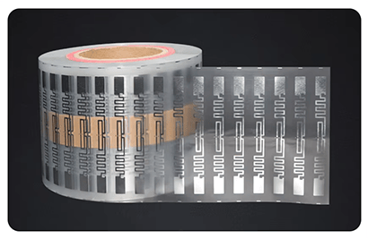 Etiquetas RFID UHF coloridas em PP sintético para caixas, apresentadas com detalhe do verso adesivo para aplicações de etiquetas RFID UHF.