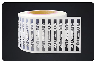 Imagem destacando etiquetas RFID UHF em PP sintético para rastreamento de ativos em aplicação de armazém para etiquetas RFID UHF.