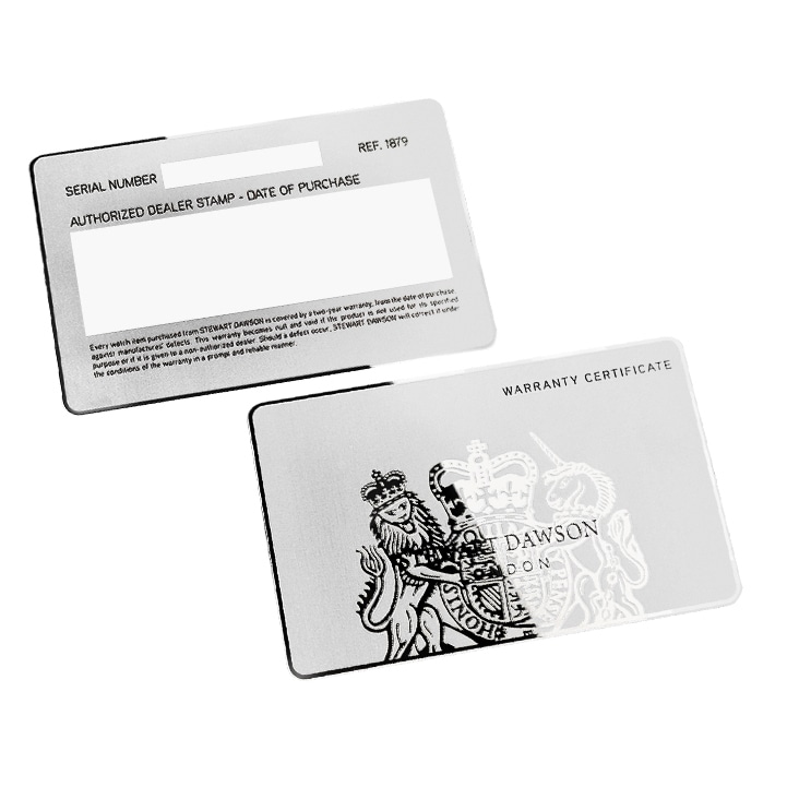 Cartões de visita personalizados em metal fosco para marcas premium, apresentados com detalhe do chip para compradores que comparam soluções de cartões de visita metálicos.