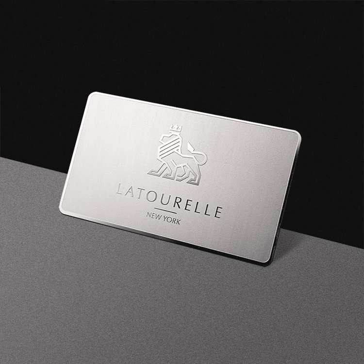 Foto de Cartões de Visita em Metal Mate para Marcas Premium mostrando logotipo gravado na categoria Cartões de visita metálicos.