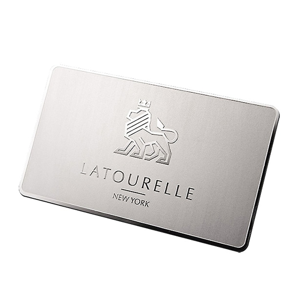 Cartões de visita personalizados em metal fosco para marcas premium, apresentados com detalhe de corte a laser para aplicações de cartões de visita metálicos.