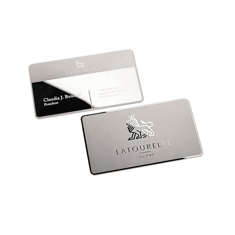Foto do produto de cartões de visita personalizados em metal fosco para marcas premium, mostrando a referência de tamanho na categoria de cartões de visita metálicos.