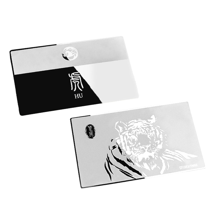 Foto do produto de cartões de visita personalizados em metal fosco para marcas premium, mostrando a superfície premium na categoria de cartões de visita metálicos.