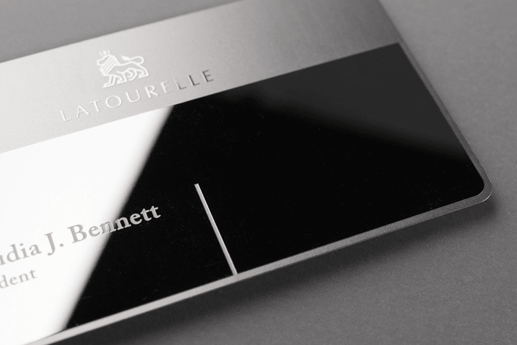 Esta imagem destaca design em formato de carteira em Cartões de Visita em Metal Mate para Marcas Premium para aplicações de Cartões de visita metálicos.