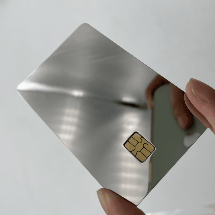 Esta imagem destaca corpo metálico durável em Cartões IC Metálicos de Contato para Transações Seguras para aplicações de Cartões IC metálicos com contato.