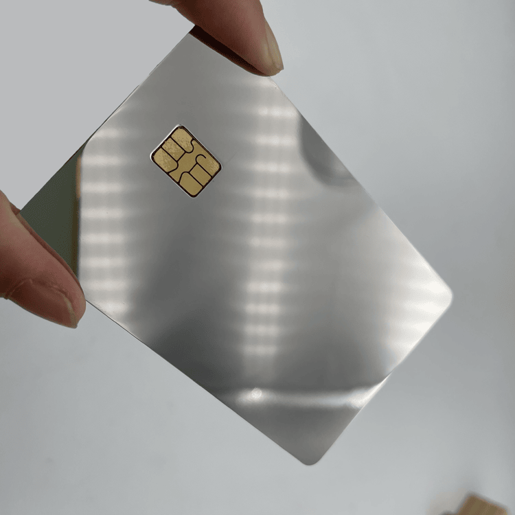 Imagem nítida de Cartões IC Metálicos de Contato para Transações Seguras destacando logotipo gravado para aplicações de Cartões IC metálicos com contato.
