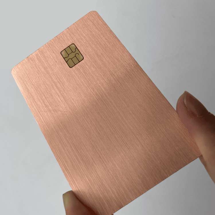 Imagem de Cartões IC Metálicos de Contato para Transações Seguras com detalhe de corte a laser para compradores que comparam soluções de Cartões IC metálicos com contato.
