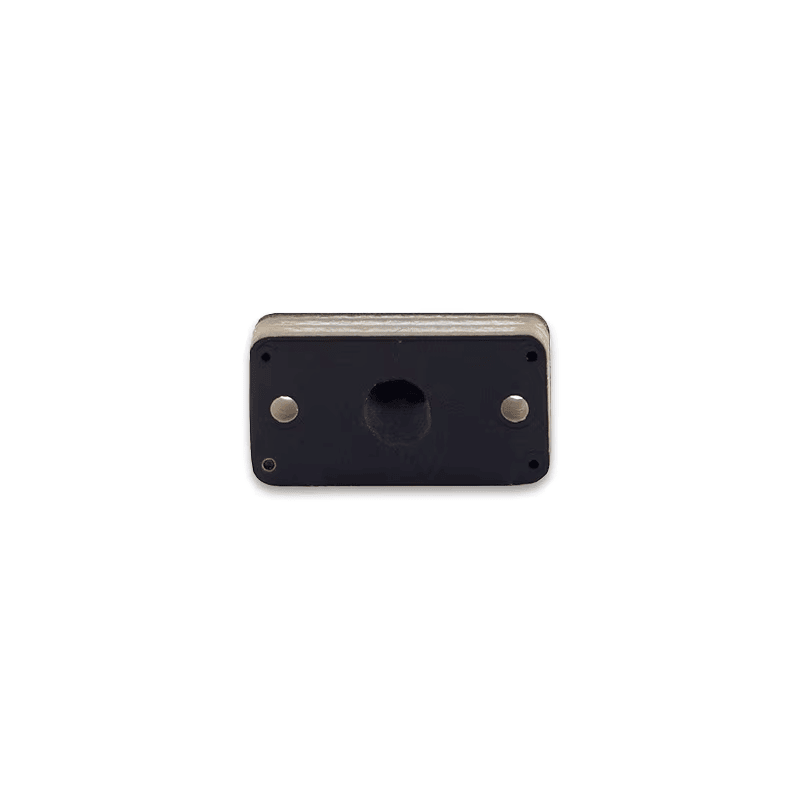 Vista frontal da etiqueta RFID PCB para superfícies metálicas P1307-1 com dois discos metálicos e furos de montagem para uso confiável sobre metal.