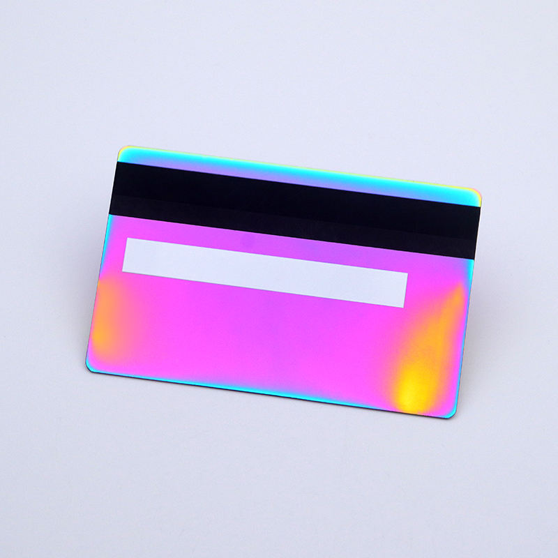 Imagem de Cartões IC Metálicos Personalizados e Resistentes com detalhe de corte a laser para compradores que comparam soluções de Cartões IC metálicos com contato.