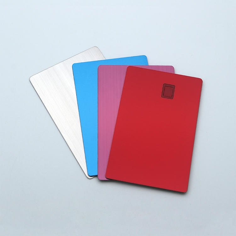 Cartões IC metálicos personalizados com chip seguro, apresentados com foco no acabamento metálico escovado para projetos de cartões IC metálicos de contato.