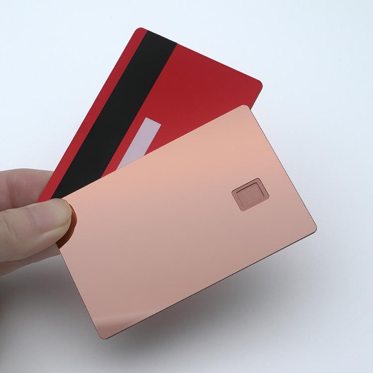 Imagem destacando o logotipo gravado dos cartões IC metálicos personalizados com chip seguro para aplicações de cartões IC metálicos de contato.