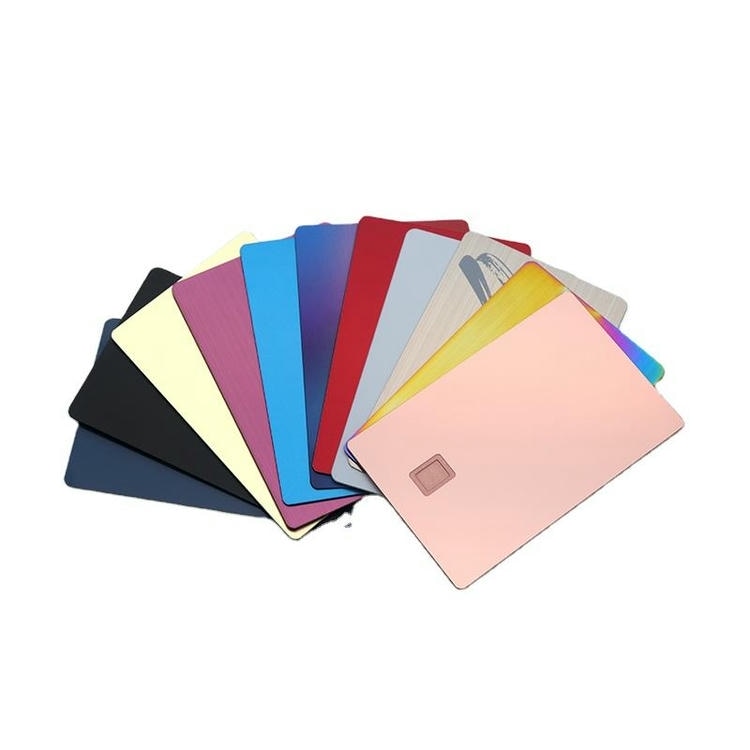 Cartões IC metálicos personalizados para pagamento seguro com acabamento metálico escovado e logotipo gravado para projetos de cartões IC metálicos de contato.