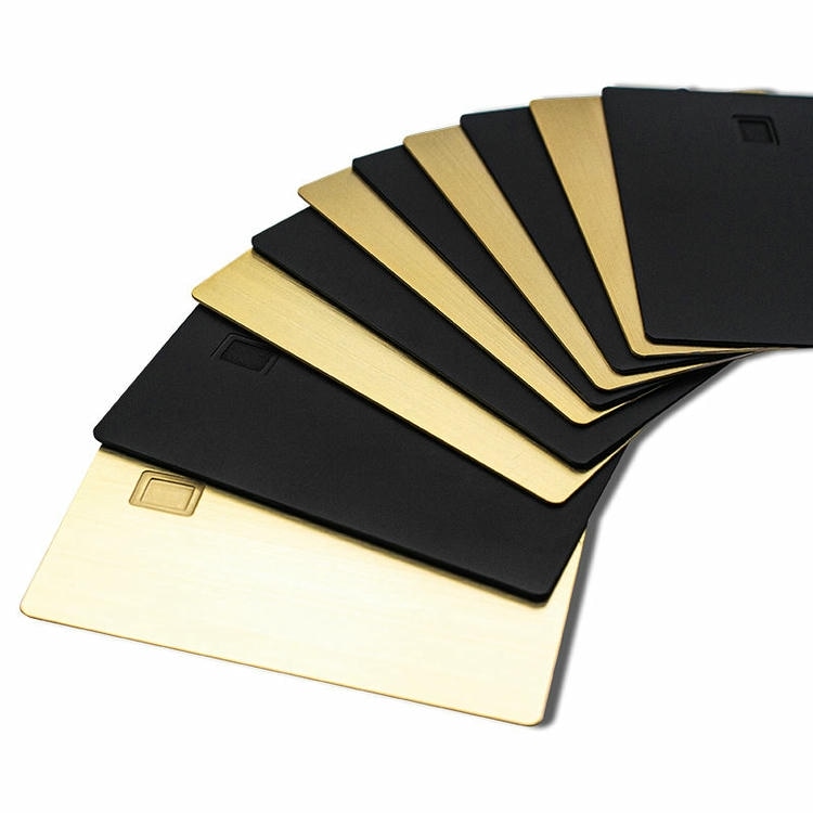 Cartões IC metálicos personalizados para pagamento seguro apresentados com logotipo gravado e superfície escovada para aplicações de cartões IC metálicos de contato.