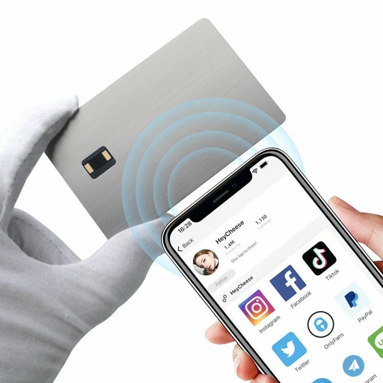 Imagem de cartões metálicos com contato personalizados com bordo polido para aplicações de Cartões IC com Contato Metálicos.