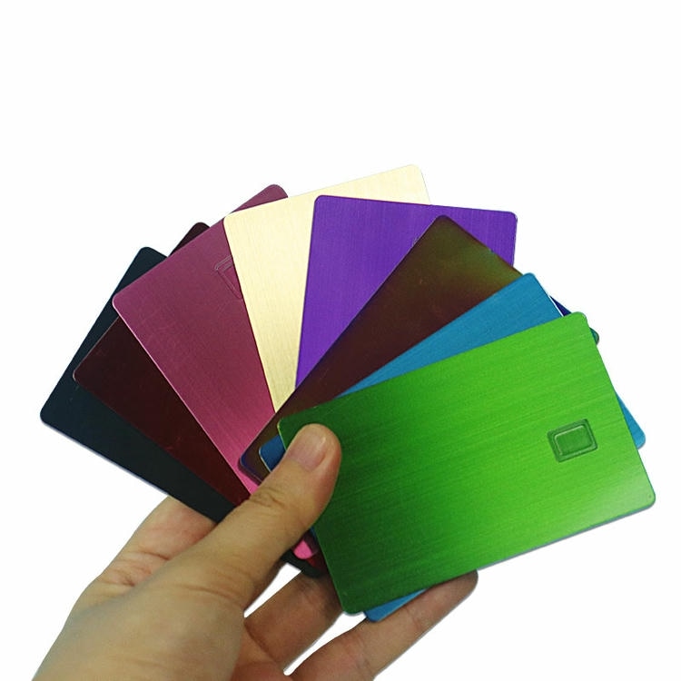 Cartões IC de metal personalizados para pagamento seguro com borda polida para projetos de cartões IC de contato em metal.