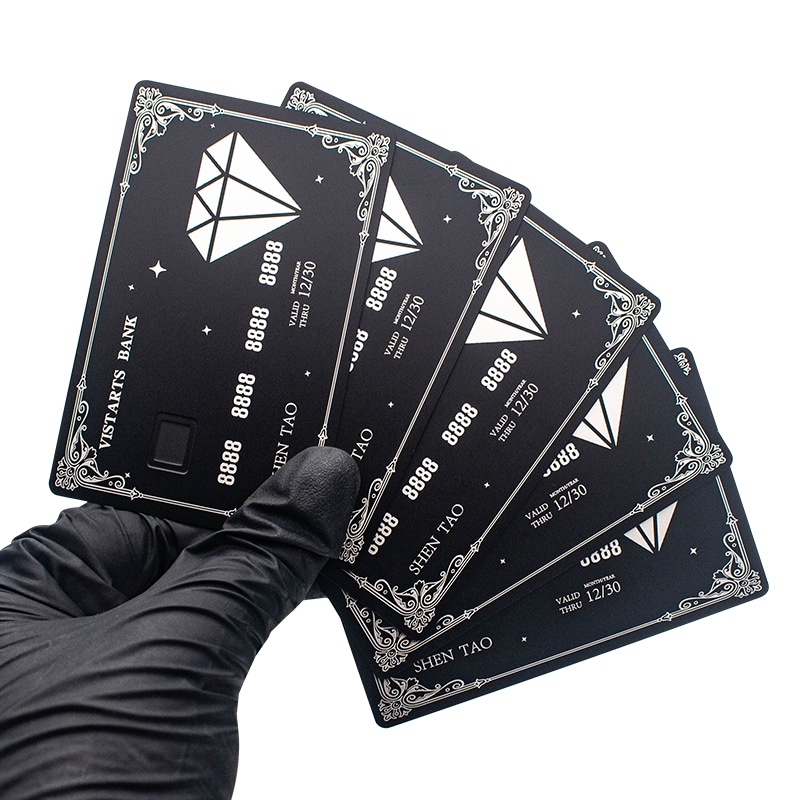 Imagem nítida de Cartões inteligentes metálicos premium para controle de acesso destacando detalhe de corte a laser para aplicações de Cartões IC metálicos com contato.