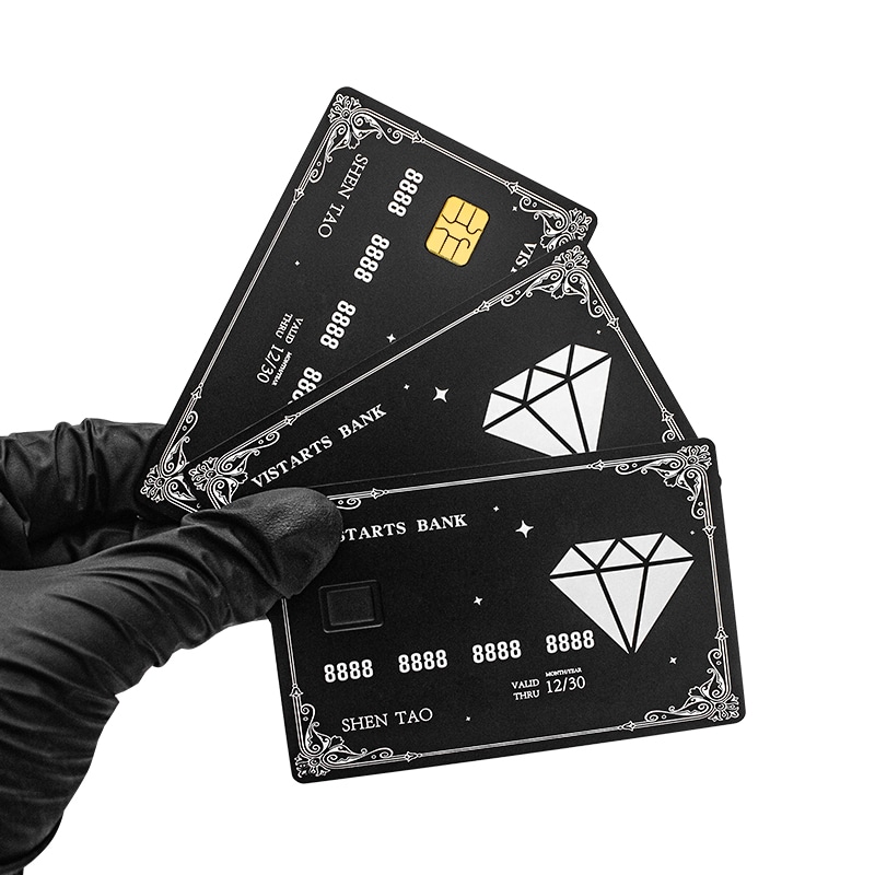 Imagem nítida de Cartões inteligentes metálicos premium para controle de acesso destacando borda polida para aplicações de Cartões IC metálicos com contato.
