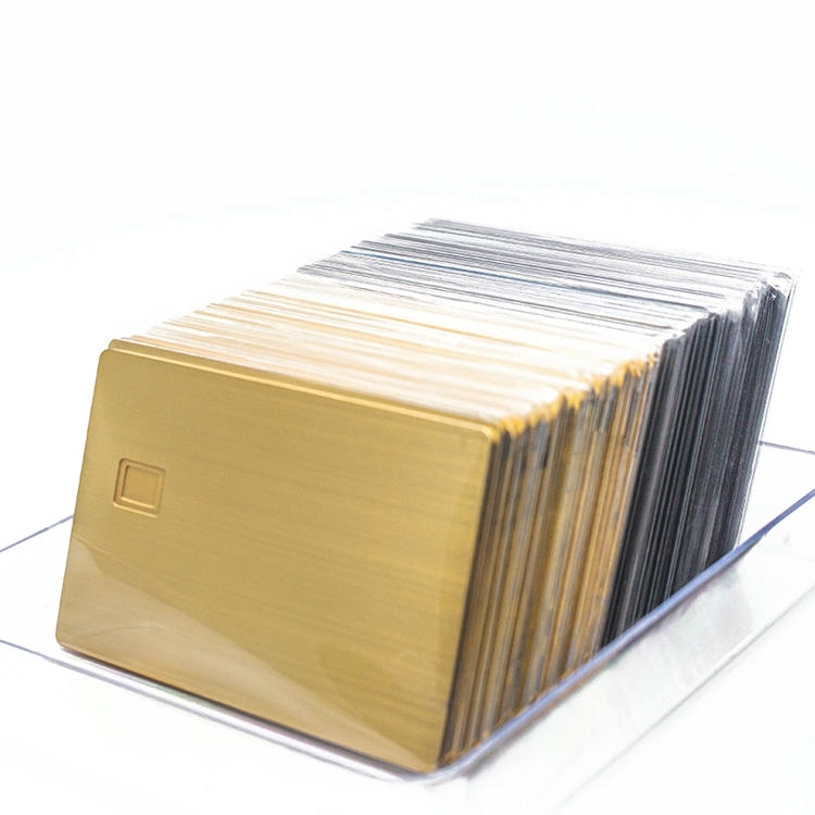 Imagem que destaca o layout da antena dos cartões IC Inteligente metálicos personalizados para aplicações de cartões IC metálicos de contato.