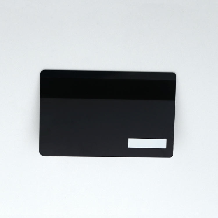 Cartões inteligentes metálicos de contato personalizados com layout interno preciso e detalhe de corte a laser.
