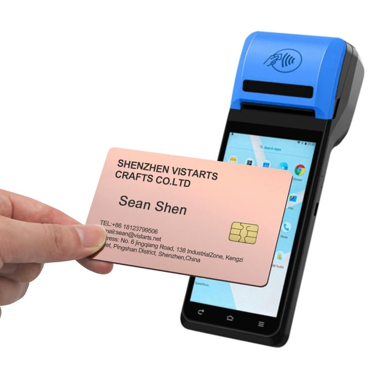 Cartões inteligentes metálicos personalizados para acesso seguro, exibidos com foco no acabamento de metal escovado para projetos de cartões IC metálicos com contato.