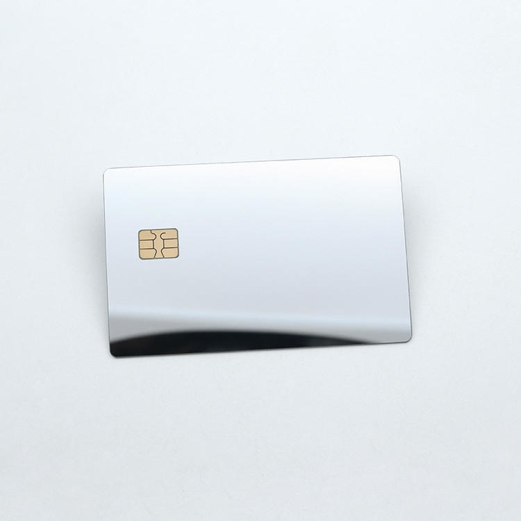 Esta imagem destaca os Cartões Metálicos de Contato Personalizados para Pagamento Seguro com acabamento metálico escovado para aplicações de cartões IC metálicos de contato.