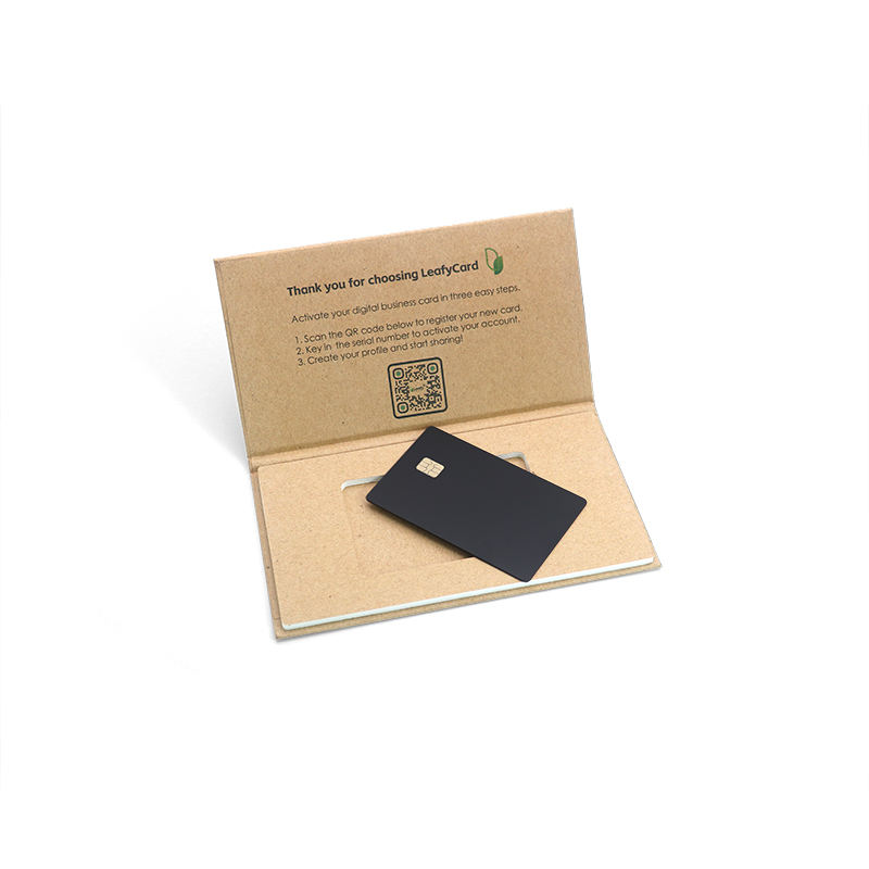 Imagem nítida de Cartões IC Inteligente de Metal para Hotéis e Acesso Seguro destacando detalhes do chip para aplicações de Cartões IC metálicos com contato.