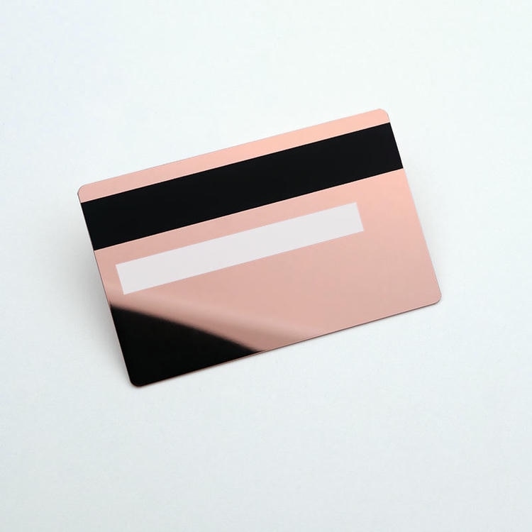 Cartões inteligentes metálicos personalizados para acesso seguro, exibidos com foco no logotipo gravado para projetos de cartões IC metálicos com contato.