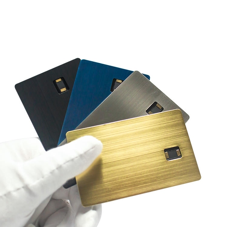 Cartões IC inteligentes em metal personalizados para acesso seguro, exibidos com detalhe de corte a laser para compradores que comparam soluções de cartões IC metálicos de contato.