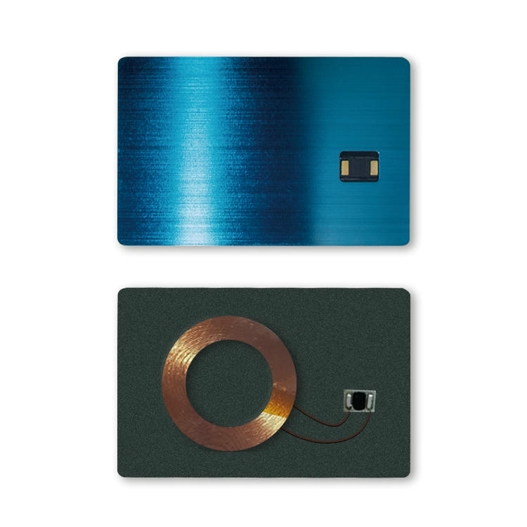 Cartões IC inteligentes em metal personalizados para acesso seguro, vistos com borda polida para aplicações de cartões IC metálicos de contato.