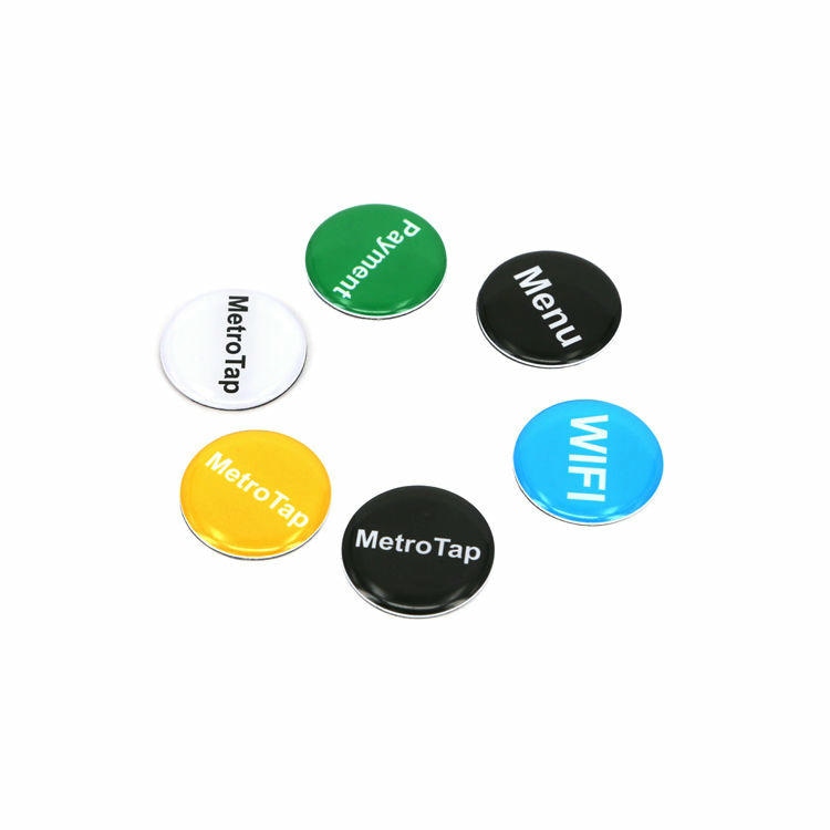 O adesivo NFC preto combina perfeitamente com capas de celular escuras e oferece uma conexão confiável para cartões de visita digitais.
