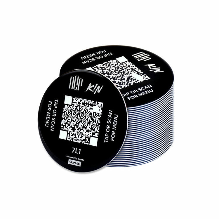 Adesivos NFC redondos em resina epóxi empilhados com código QR e marcação de menu por aproximação; apresentados para fornecimento em grandes volumes para pontos de contato nas mesas.
