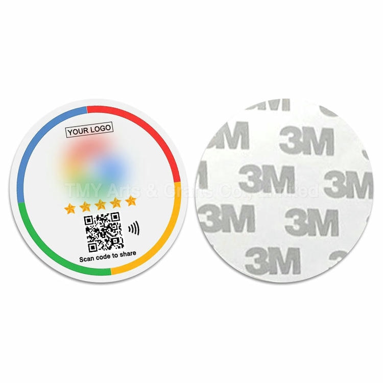 Adesivo NFC de alta segurança em resina epóxi mostrado como etiqueta redonda com código QR e aproximação ao lado do protetor adesivo para rastreamento seguro e uso antiviolação.