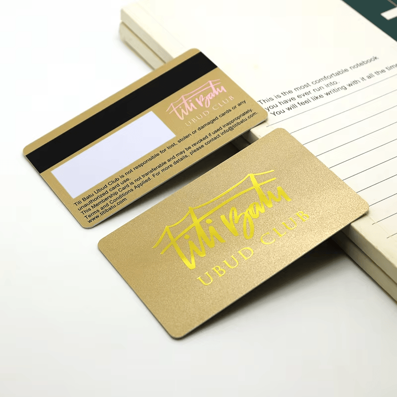 Imagem de Cartões PVC com Hot Stamping Laser e Foil Preciso com detalhes do chip para compradores que comparam soluções de Cartões plásticos.