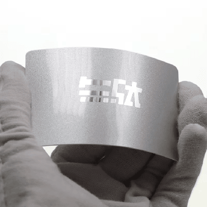 Cartões de PVC com hot stamping a laser exibidos com foco nos detalhes para projetos de cartões plásticos.