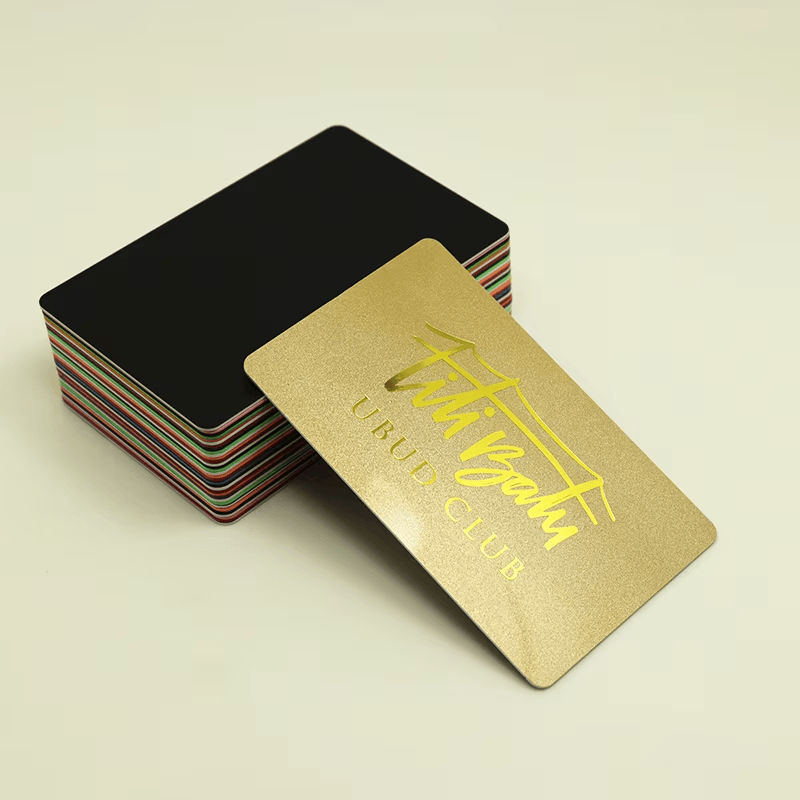 Esta imagem destaca logotipo impresso em Cartões PVC com Hot Stamping Laser e Foil Preciso para aplicações de Cartões plásticos.