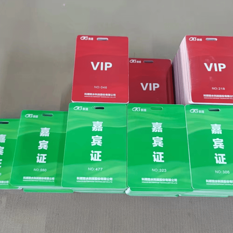 Esta imagem destaca vista traseira em Crachás ID — Passes de Evento e Cartões NFC para aplicações de Cartões plásticos.