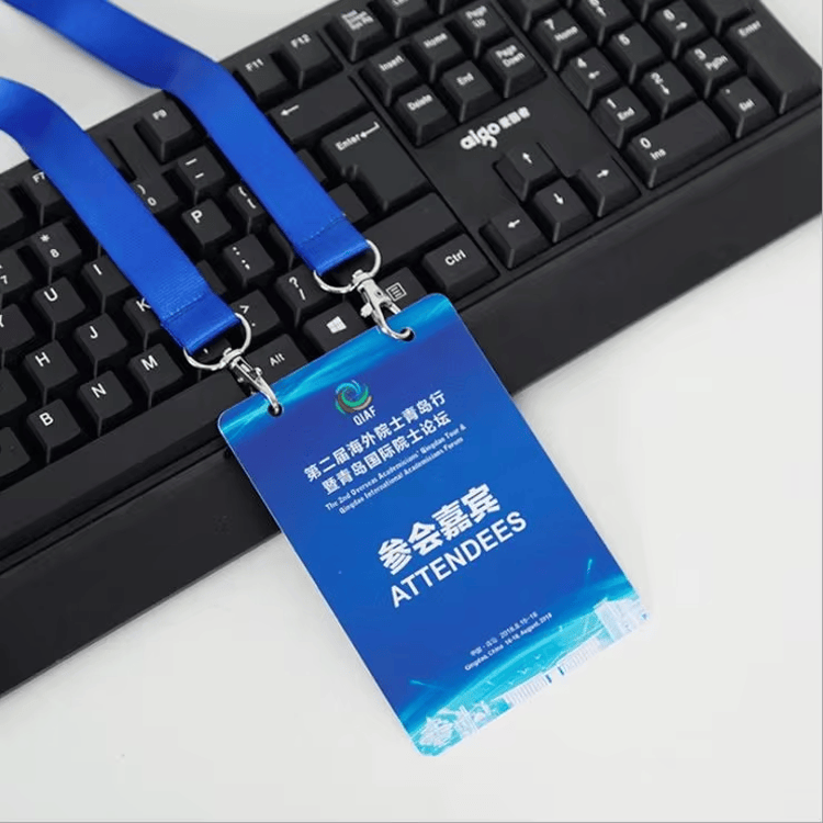 Imagem nítida de Crachás ID — Passes de Evento e Cartões NFC destacando vista frontal para aplicações de Cartões plásticos.