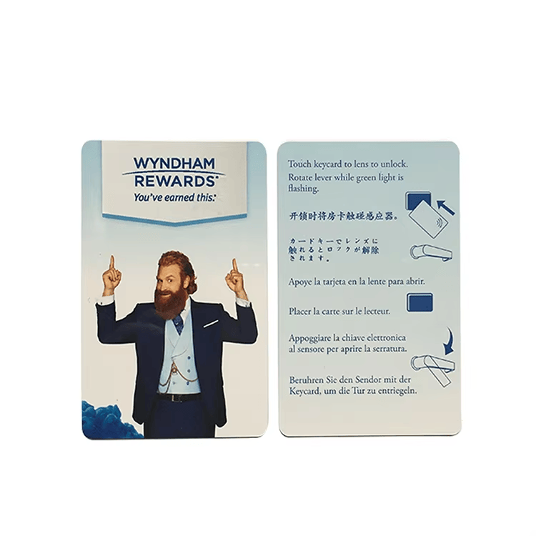 Cartões-chave personalizados para hotel com hot stamping dourado e acabamento brilhante, adequados a resorts e empreendimentos de alto padrão.