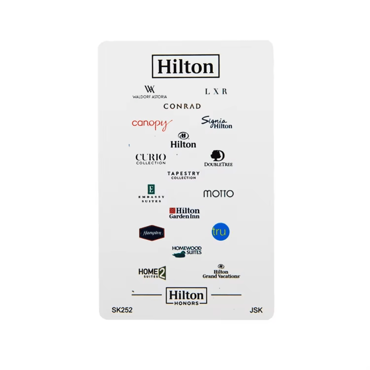 Uma seleção de materiais para cartões-chave de hotel inclui PVC convencional e bio PVC e madeira ecológica para diferentes necessidades do setor hoteleiro.