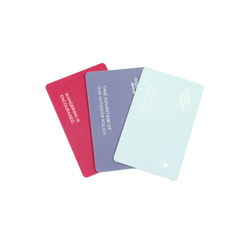 Imagem nítida de Cartões de Acesso RFID para Hotéis e Resorts destacando logotipo impresso para aplicações de Cartões-chave para hotéis.